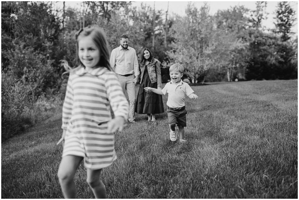 buffalo family photographer kids running toward camera